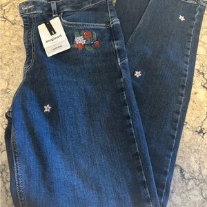 New with tags women’s size 8 Desigual slim Denim Jeans with Floral Embroidery
